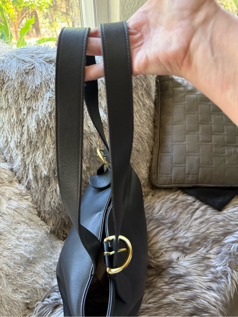 Gorgeous Coach Black Leather Shoulder Tote with Gold Hardware - Picture 4 of 9
